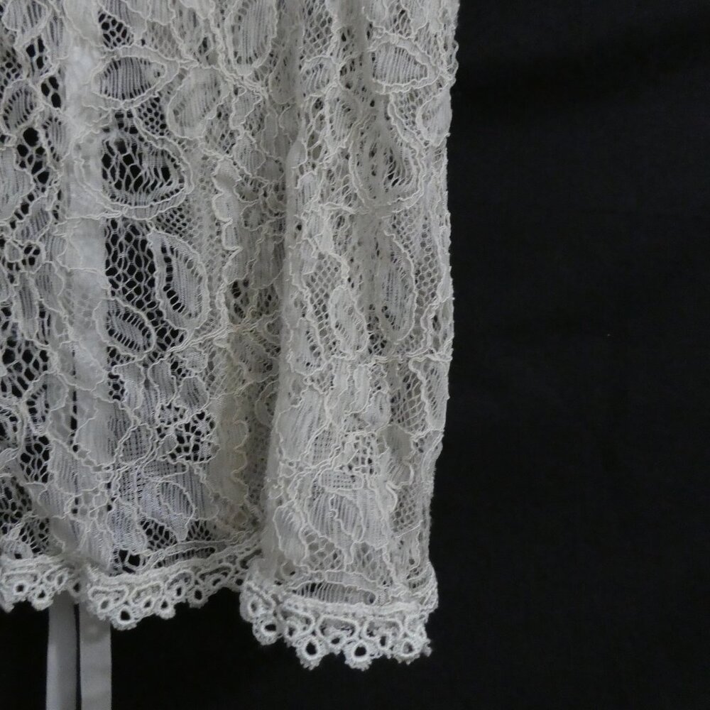 Elegant Lace V-Neck Camisole Top With 3 Button Front Detail P2P 13.5 inches - Picture 14 of 16